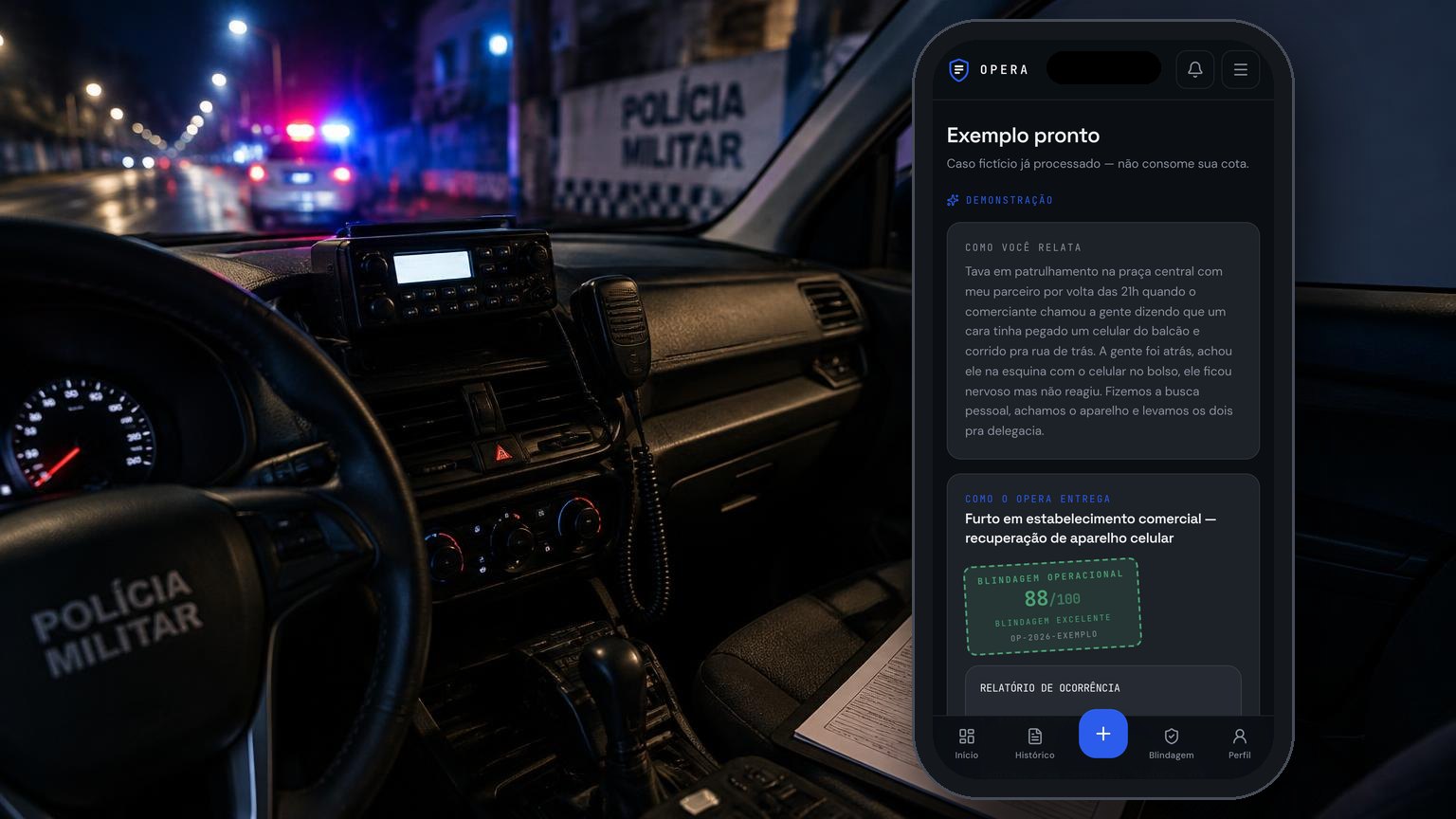 Interior de viatura da Polícia Militar com prancheta de ocorrência e a tela de relato do OPERA no celular